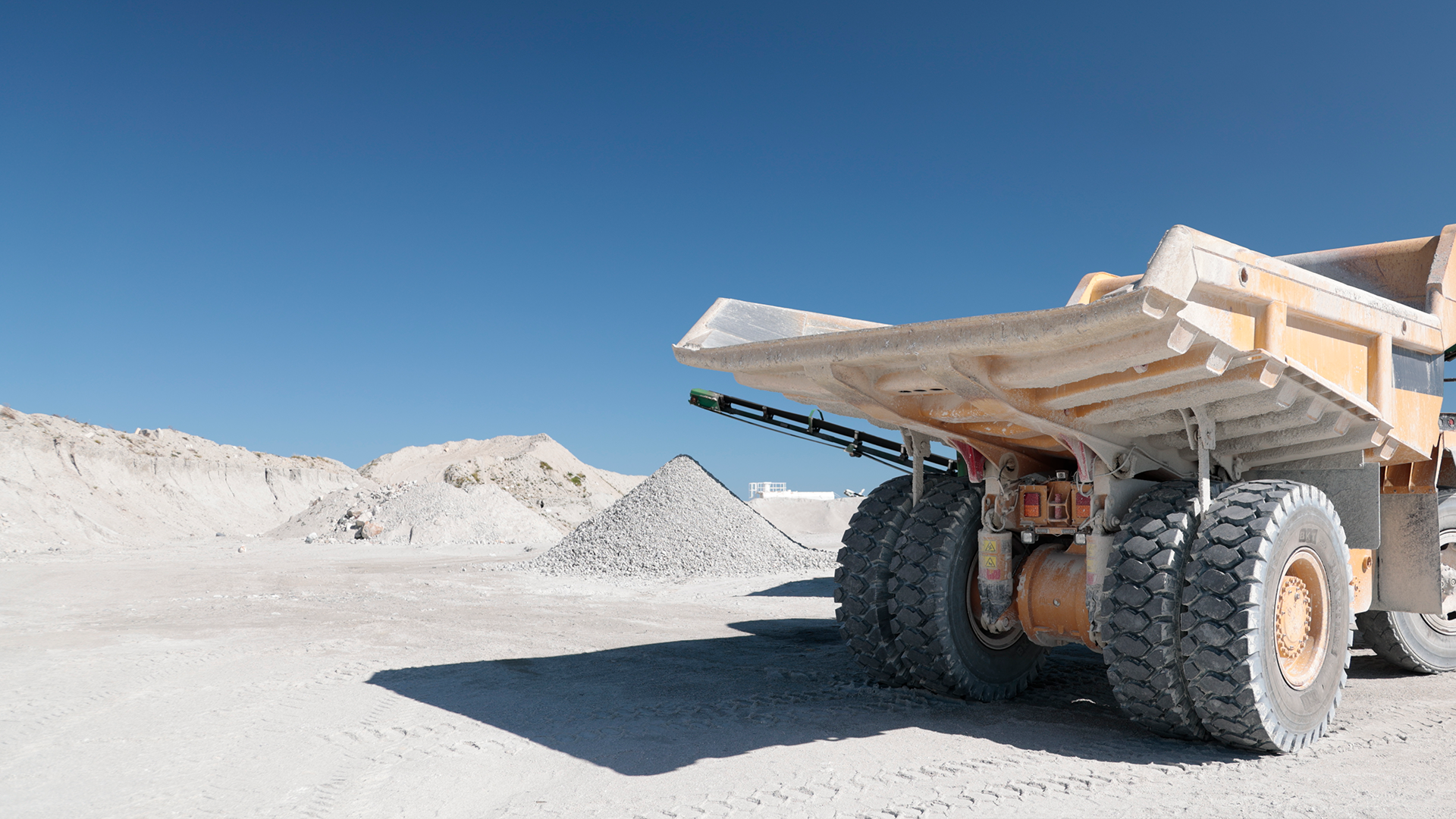 Electric Actuators vs. Traditional Hydraulic Systems on Earthmoving Machinery