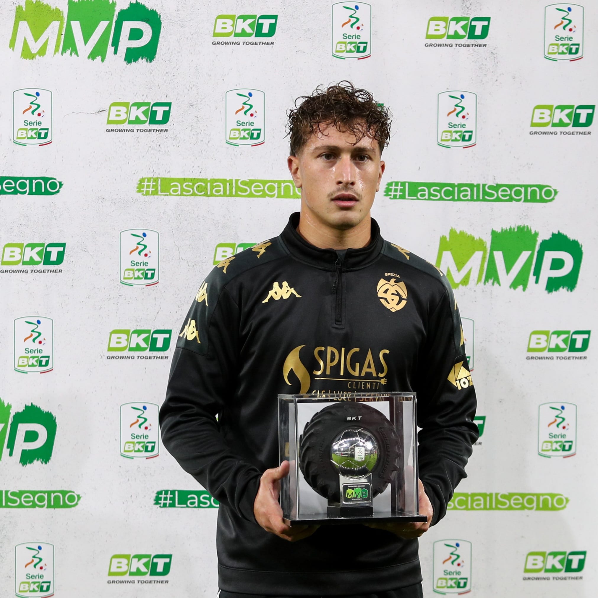 SALVATORE ESPOSITO LIFTS THE SERIE BKT MVP TROPHY FOR SEPTEMBER