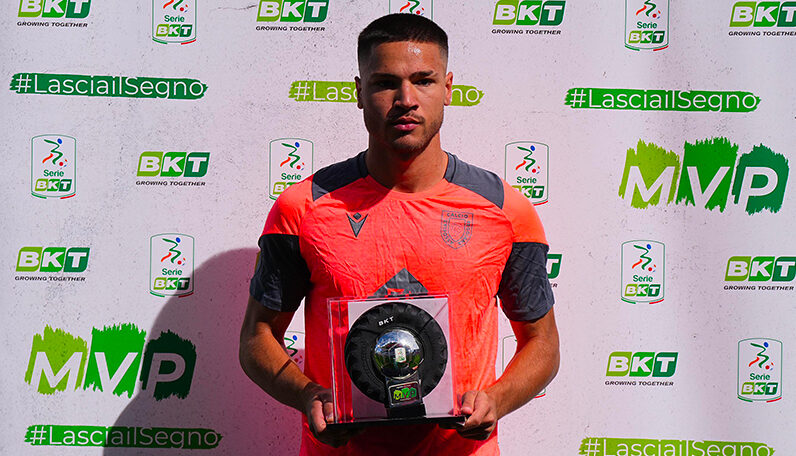 ANTONIO VERGARA LIFTS THE SERIE BKT MVP TROPHY FOR AUGUST