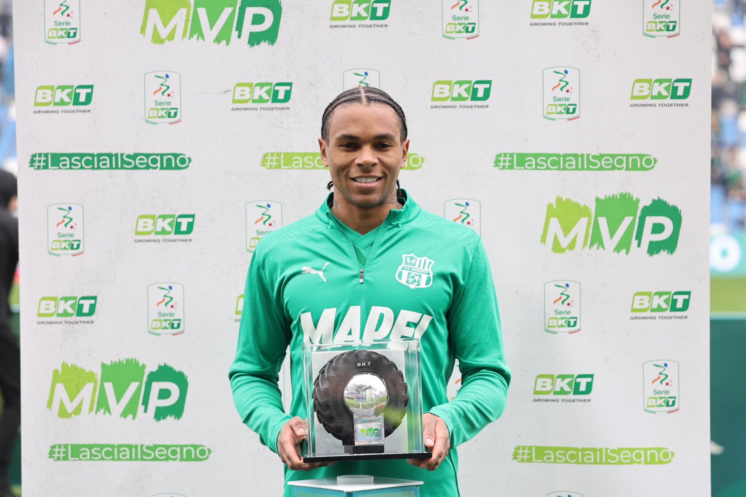 ARMAND LAURIENTÉ LIFTS THE MVP TROPHY OF THE SERIE BKT FOR FEBRUARY