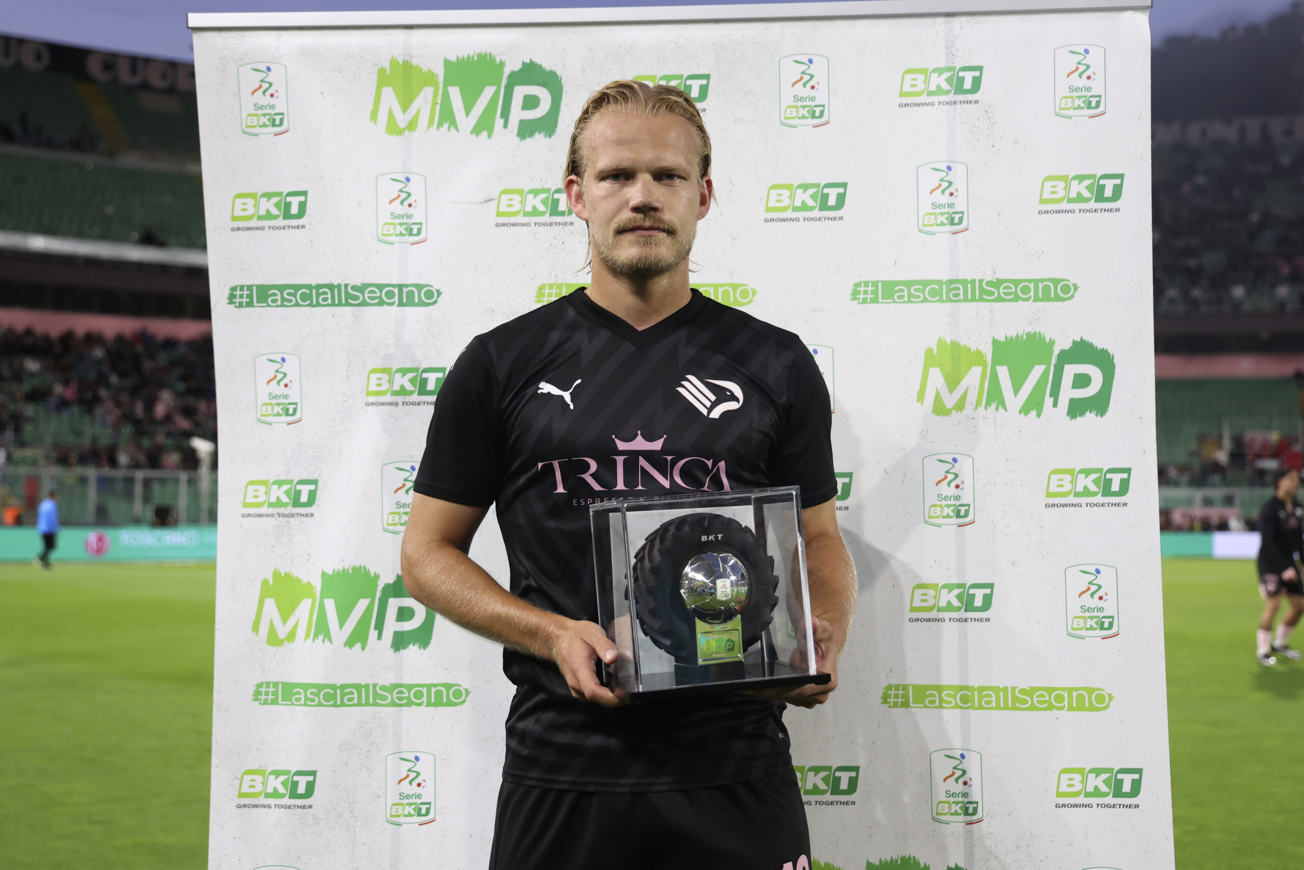 JOEL POHJANPALO LIFTS THE APRIL MVP TROPHY OF SERIE BKT